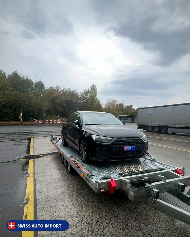 Audi A1 Sportback noire sur plateau à la douane