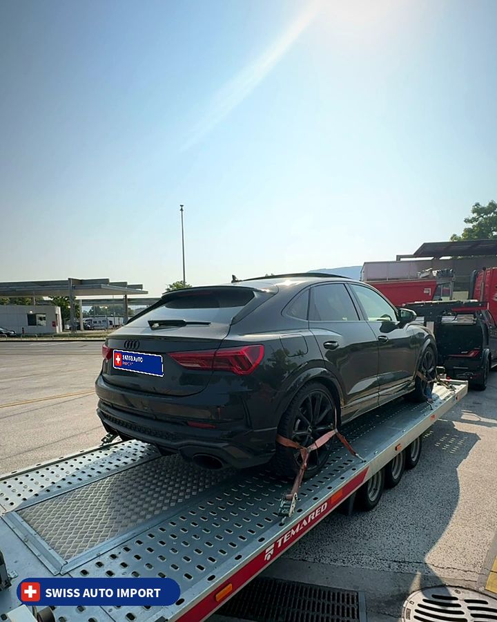 Audi RS Q3 Sportback noire à la douane suisse