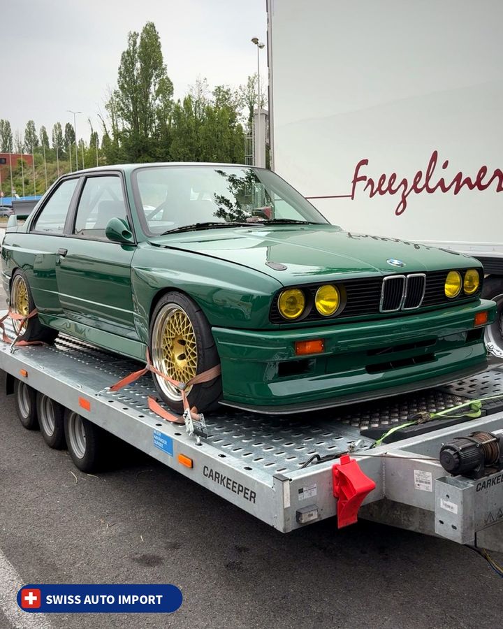 BMW M3 E30 verte sur plateau