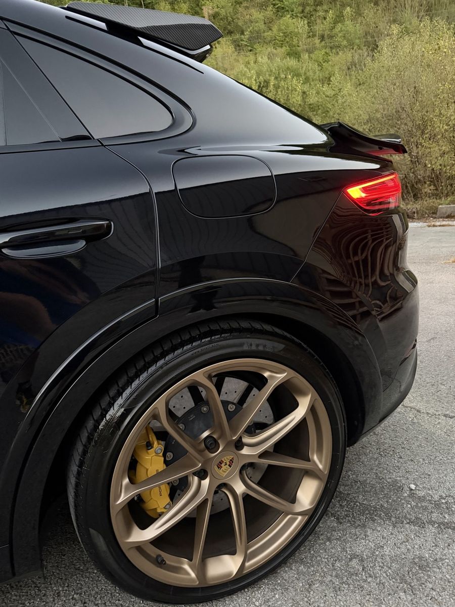 Porsche Cayenne Coupé noire aux jantes bronze importée de Suisse