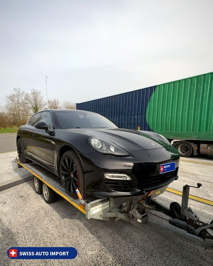 Porsche Panamera GTS noire à la douane suisse
